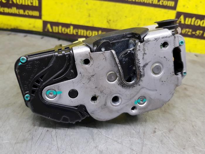 Dörrlåsmekanism, 4-dörrars, vänster bak från en Opel Insignia Country Tourer 2.0 CDTI 16V 130 ecoFLEX 2010