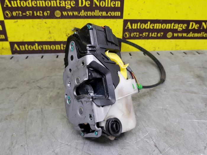 Dörrlåsmekanism, 4-dörrars, vänster bak från en Opel Insignia Country Tourer 2.0 CDTI 16V 130 ecoFLEX 2010