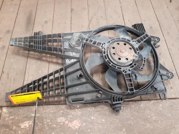 Używane Wentylator Fiat Punto I (176) Cena € 40,00 Procedura marży oferowane przez autodemontage denollen