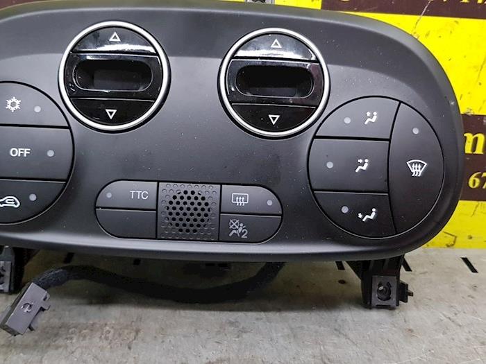 Heater control panel from a Abarth 500/595/695 1.4 T-Jet 16V Esse Esse 2018