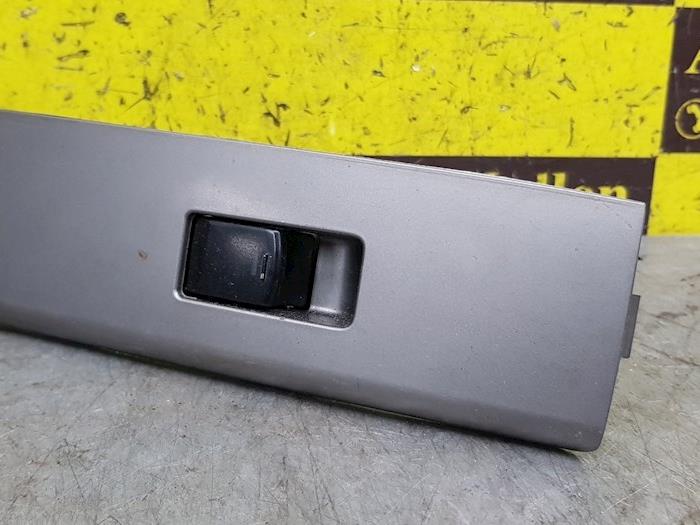 Usados Interruptor de ventanilla eléctrica Nissan Pathfinder (R51) 2.5 dCi 16V 4x4 Precio € 21,78 IVA incluido ofrecido por autodemontage denollen