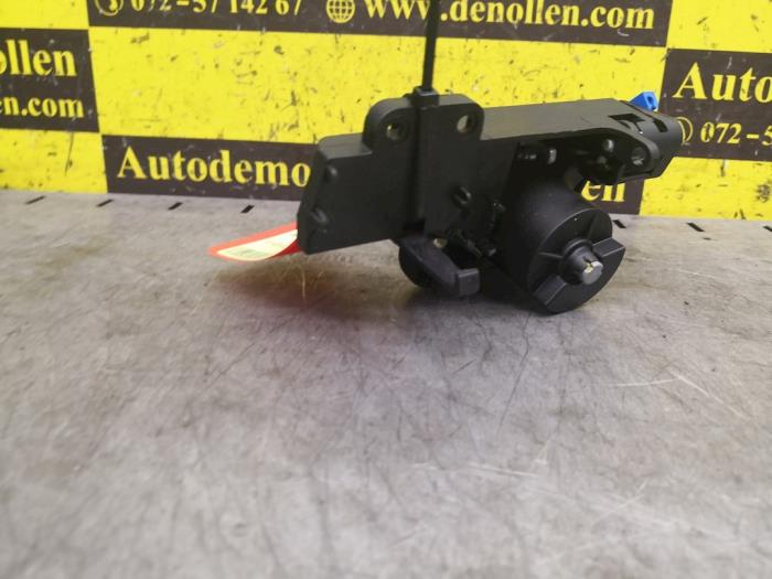 Tailgate exterior lock