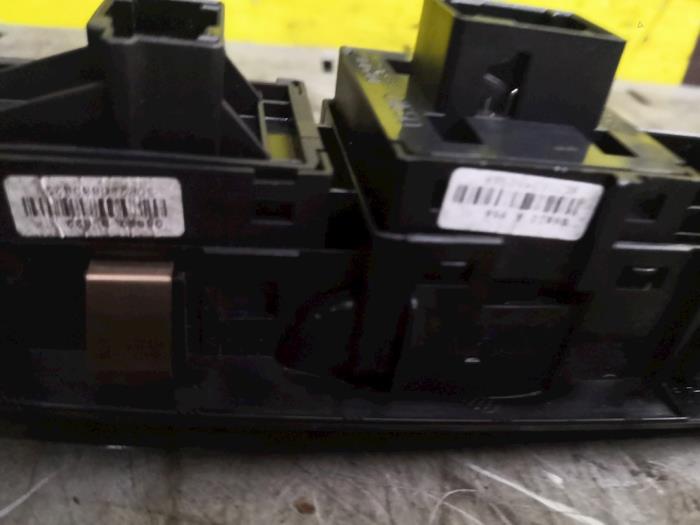 Usados Interruptor combinado de ventanillas Fiat Punto Precio € 32,00 Norma de margen ofrecido por autodemontage denollen