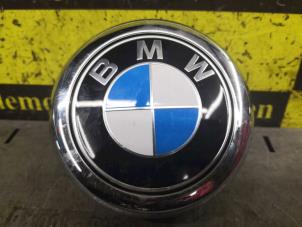 Usados Manija del portón trasero BMW 1 serie (F21) 118i 1.5 TwinPower 12V Precio € 60,50 IVA incluido ofrecido por de Nollen autorecycling