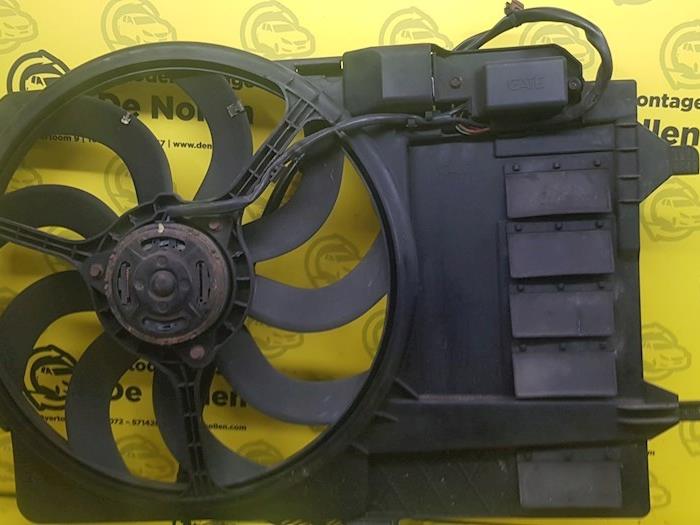 Cooling fans from a MINI Mini One/Cooper (R50) 1.6 16V One 2002
