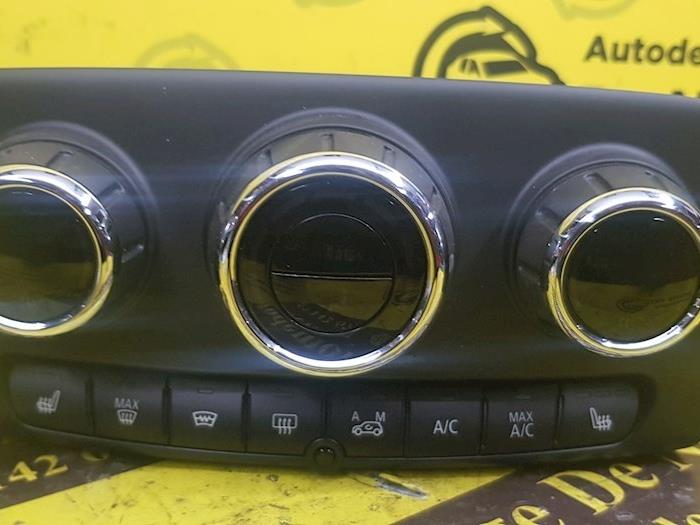 Heater control panel from a MINI Clubman (F54) 2.0 Cooper S 16V 2016