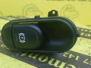 Usados Interruptor de freno de mano Mini Clubman (F54) 2.0 Cooper S 16V Precio € 42,35 IVA incluido ofrecido por de Nollen autorecycling