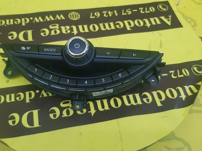 Używane Panel obslugi radia Mini Clubman (F54) 2.0 Cooper S 16V Cena € 25,00 Procedura marży oferowane przez autodemontage denollen