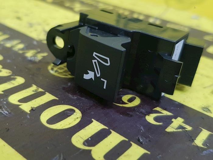 Usados Interruptor Landrover Discovery V (LR) 2.0 Td4 16V Precio € 26,62 IVA incluido ofrecido por autodemontage denollen