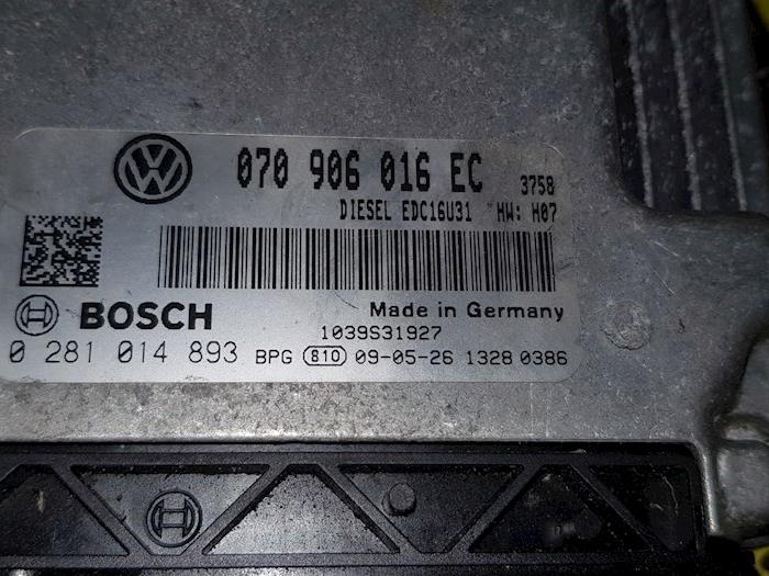 Ordinateur gestion moteur d'un Volkswagen Multivan T5 (7E/7HC/7HF/7HM) 2.5 TDi 4Motion 2009