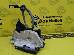 Używane Mechanizm blokady drzwi prawych wersja 2-drzwiowa Volkswagen Golf VI Cabrio (1K) 1.4 TSI 122 16V Cena € 65,00 Procedura marży oferowane przez de Nollen autorecycling