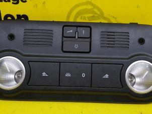 Używane Oswietlenie wewnetrzne przód Volkswagen Golf VI Cabrio (1K) 1.4 TSI 122 16V Cena € 50,00 Procedura marży oferowane przez de Nollen autorecycling