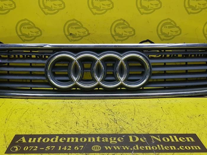 Używane Grill Audi A4 (B5) 2.6 E V6 Cena € 32,00 Procedura marży oferowane przez autodemontage denollen
