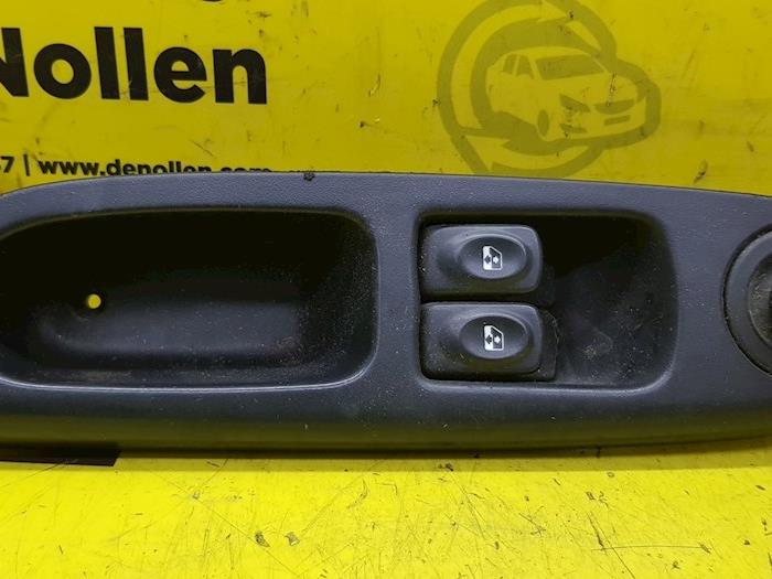 Usados Interruptor de ventanilla eléctrica Renault Clio II (BB/CB) 1.6 16V Precio € 18,00 Norma de margen ofrecido por autodemontage denollen