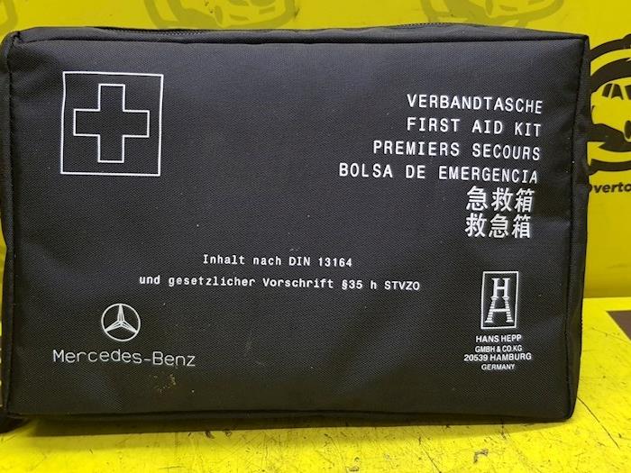 KFZ-Verbandkasten van een Mercedes-Benz A (177.0) 2.0 A-200d 2019