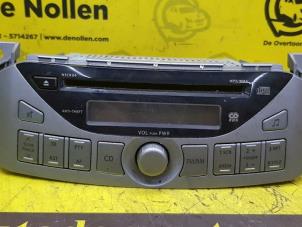 Usados Reproductor de CD y radio Nissan Pixo (D31S) 1.0 12V LPG Precio € 50,00 Norma de margen ofrecido por de Nollen autorecycling