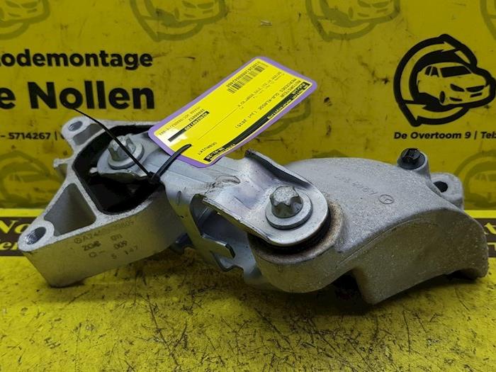 Engine mount from a Mercedes-Benz GLA (156.9) 2.2 220 d 16V 4-Matic 2015