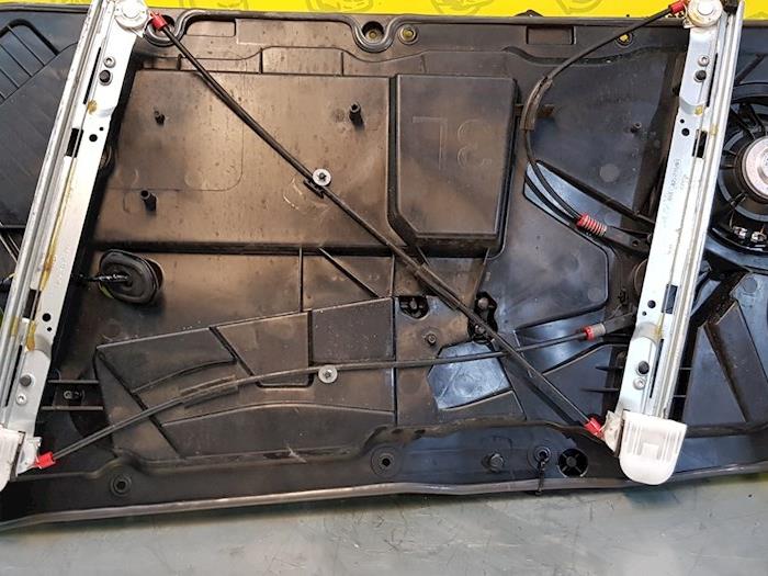Mecanismo de ventanilla de 2 puertas izquierda delante de un Ford Fiesta 6 (JA8) 1.0 EcoBoost 12V Sport 2015