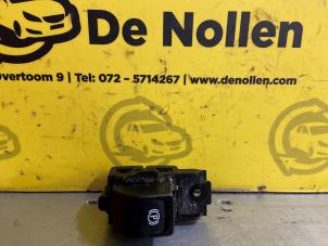 Używane Przelacznik hamulca postojowego Opel Insignia 2.0 CDTI 16V 130 Ecotec Cena € 35,00 Procedura marży oferowane przez de Nollen autorecycling