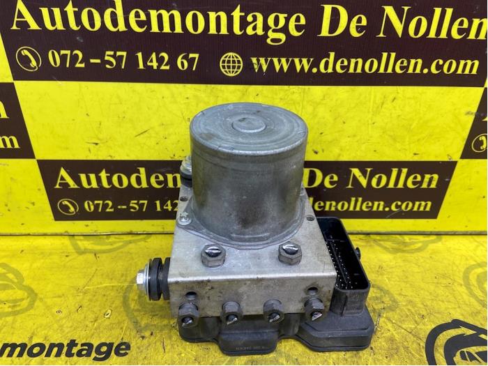 ABS pump from a Volkswagen Crafter 2.0 TDI 16V 2017