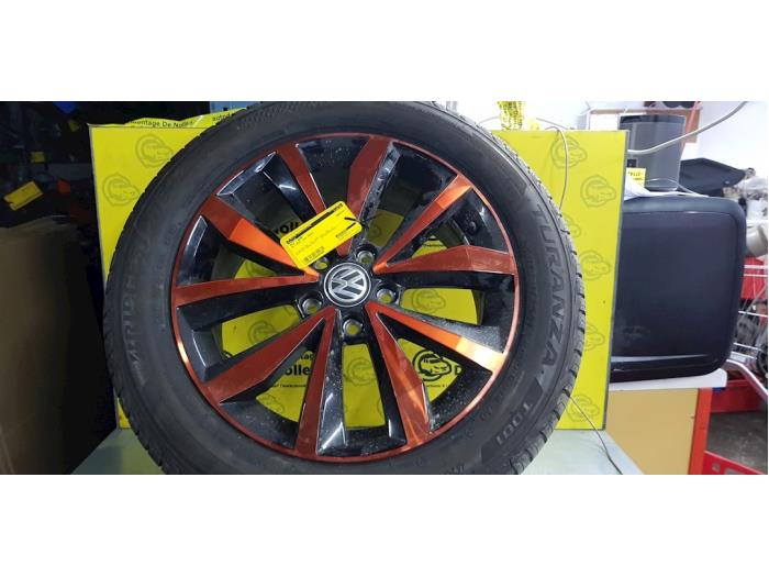 Llanta y neumático de un Volkswagen T-Roc 1.6 TDI BMT 16V 2019