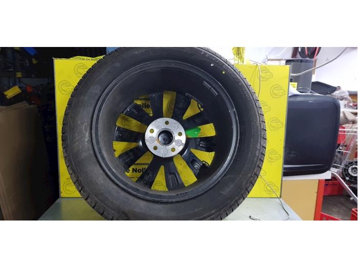 Wheel + tyre from a Volkswagen T-Roc 1.6 TDI BMT 16V 2019