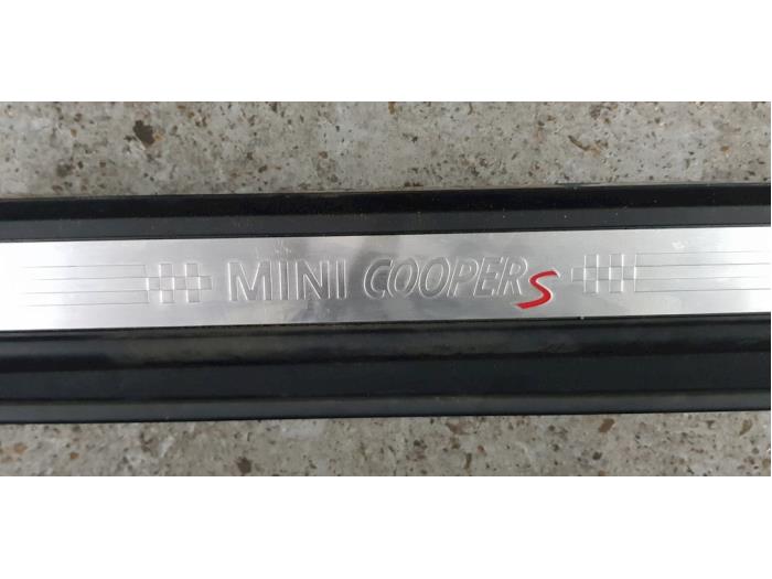 Placa del desgaste del travesaño de la puerta izquierda de un MINI Mini Cabrio (F57) 2.0 16V Cooper S 2016