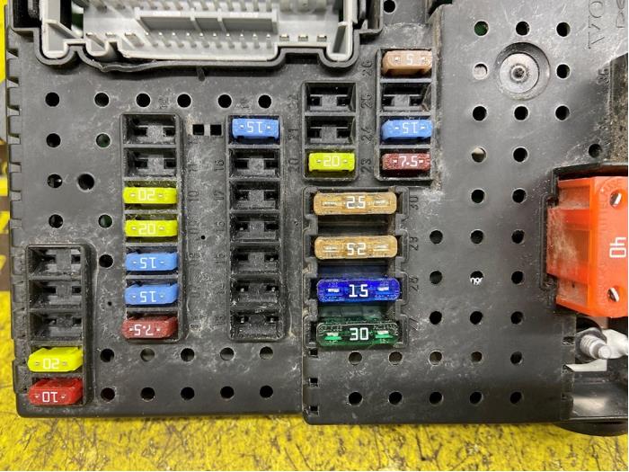 Fuse box Volvo V70 2.4 D5 20V AWD - 28080156 vovlo