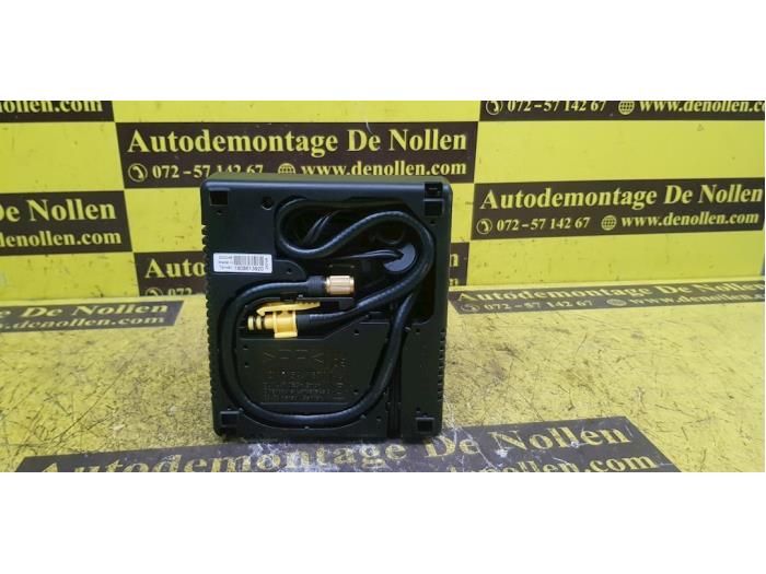 Tyre pump from a Mercedes-Benz A (177.0) 2.0 A-250 Turbo 16V 2018