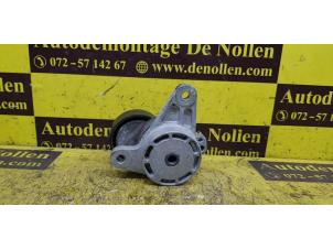 Spanrolle multiriem van een Audi A4 Quattro (B8) 2.0 TDI 16V 2015