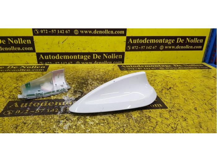 Używane Antena BMW 3 serie Touring (F31) 318d 2.0 16V Cena € 90,75 Z VAT oferowane przez autodemontage denollen