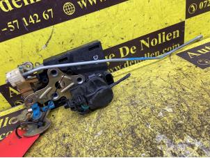 Używane Mechanizm blokady drzwi prawych wersja 2-drzwiowa Chevrolet Kalos (SF48) 1.2 Cena € 25,00 Procedura marży oferowane przez de Nollen autorecycling