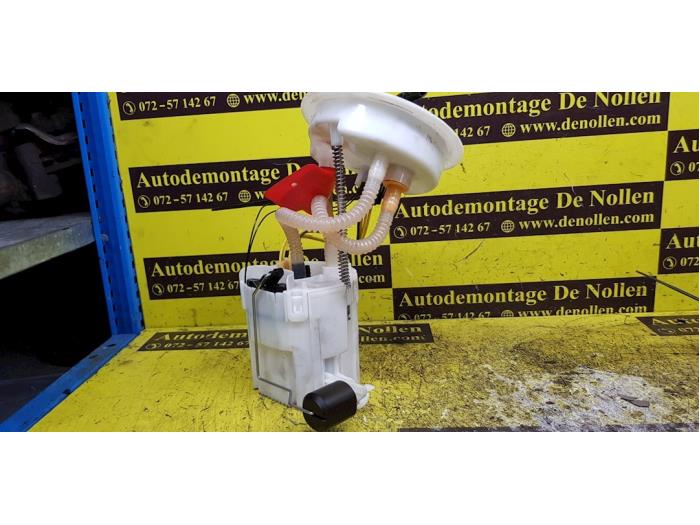 Electric fuel pump from a BMW 3 serie Touring (F31) 318d 2.0 16V 2016