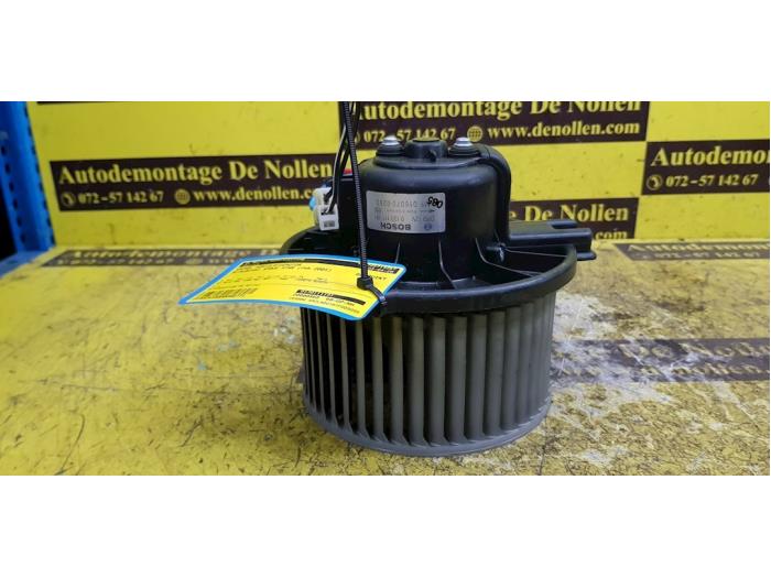 Heating and ventilation fan motor from a Mitsubishi Space Star (DG) 1.3 16V 2001