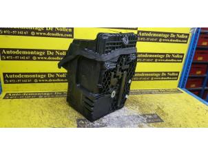 Used Battery box Landrover Discovery V (LR) 2.0 Td4 16V Price € 60,50 Inclusive VAT offered by de Nollen autorecycling