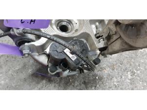 Used Rear brake calliper, left Landrover Discovery V (LR) 2.0 Td4 16V Price € 151,25 Inclusive VAT offered by de Nollen autorecycling