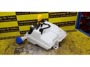 Used Front windscreen washer reservoir Ford Focus 3 1.0 Ti-VCT EcoBoost 12V 125 Price € 60,50 Inclusive VAT offered by de Nollen autorecycling