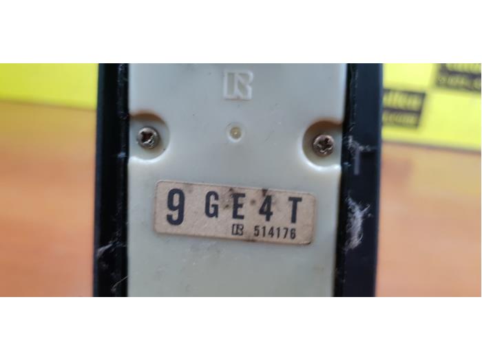 Electric window switch from a Mazda 626 (GF12) 2.0i 16V GLX 2000