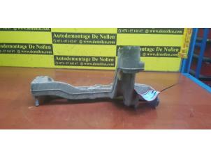 Used Front wishbone support, right Volkswagen Caddy III (2KA,2KH,2CA,2CH) 2.0 SDI Price € 42,35 Inclusive VAT offered by de Nollen autorecycling