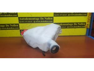 Used Windscreen washer pump Peugeot 207 CC (WB) 1.6 16V Price € 35,00 Margin scheme offered by de Nollen autorecycling