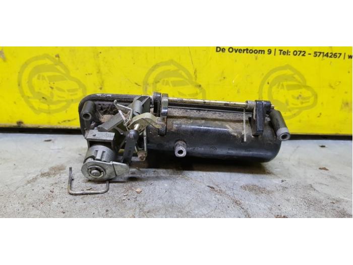 Tailgate lock mechanism from a Volkswagen Polo III (6N1) 1.6i 75 1999