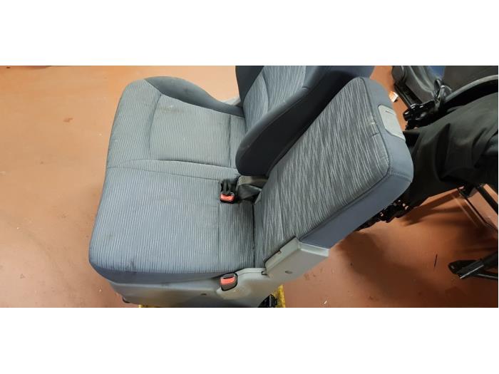 Double front seat, right from a Hyundai H-300 2.5 CRDi 2008