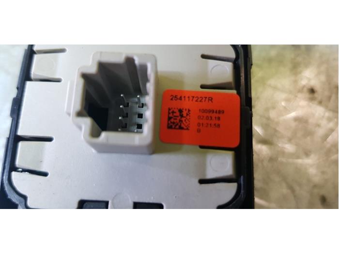 Interruptor de ventanilla eléctrica de un Smart Fortwo Coupé (453.3) 0.9 TCE 12V 2018