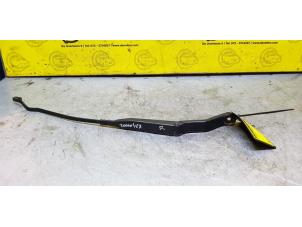 Used Front wiper arm Mitsubishi Carisma 1.6i 16V Price € 25,00 Margin scheme offered by de Nollen autorecycling