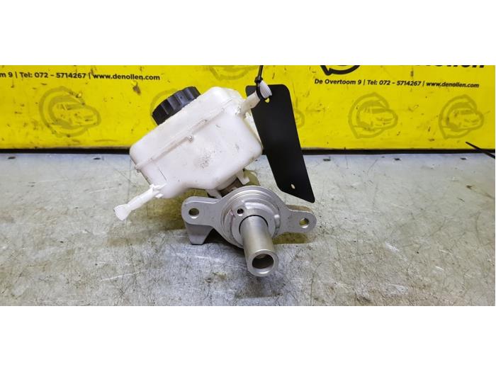 Master cylinder from a BMW 3 serie (F30) 316d 2.0 16V 2016