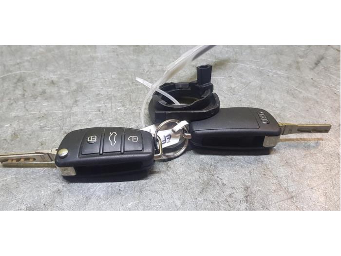 Key from a Audi A1 (8X1/8XK) 1.4 TFSI 16V 125 2016