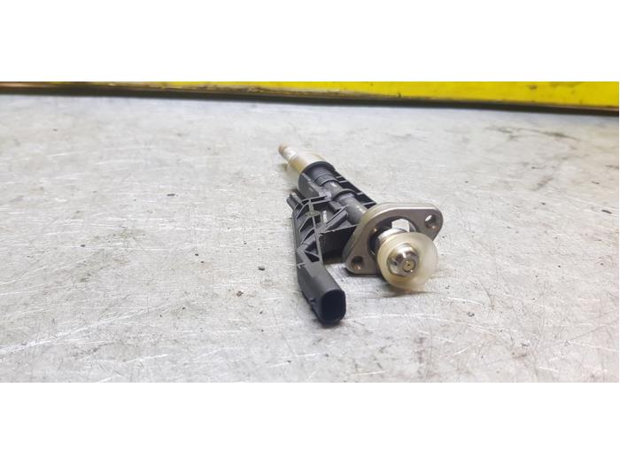 Injector (petrol injection) from a BMW 2 serie Active Tourer (F45) 218i 1.5 TwinPower Turbo 12V 2017