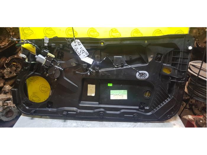 Fenstermechanik 2-türig rechts vorne van een Ford Fiesta 6 (JA8) 1.0 EcoBoost 12V 100 2014