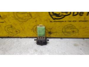Used Heater resistor Renault Twingo III (AH) 0.9 Energy TCE 90 12V Price € 36,30 Inclusive VAT offered by de Nollen autorecycling