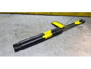 Used Set of tailgate gas struts Mercedes B (W245,242) 1.5 B-150 16V Price € 32,61 Inclusive VAT offered by de Nollen autorecycling